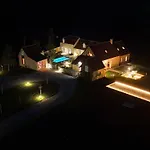 Luxe Et Sérénité : Jacuzzi, Sauna, Piscine Chauffée, Home-cinéma Et Près Du Mans - Fr-1-410-396 *
