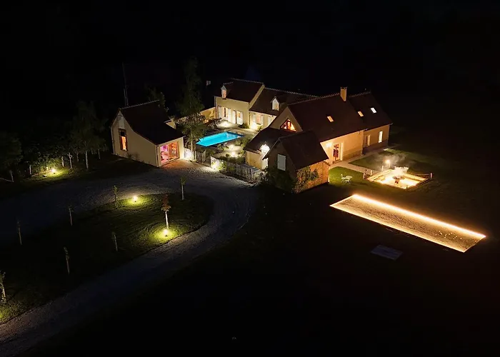 Luxe Et Sérénité : Jacuzzi, Sauna, Piscine Chauffée, Home-cinéma Et Près Du Mans - Fr-1-410-396 *